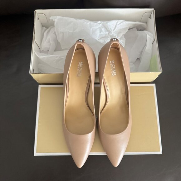 Michael Kors Dorothy flex pump  Leather Pointed-Toe Heels MK Logo Size 6.5M khak - Picture 9 of 11